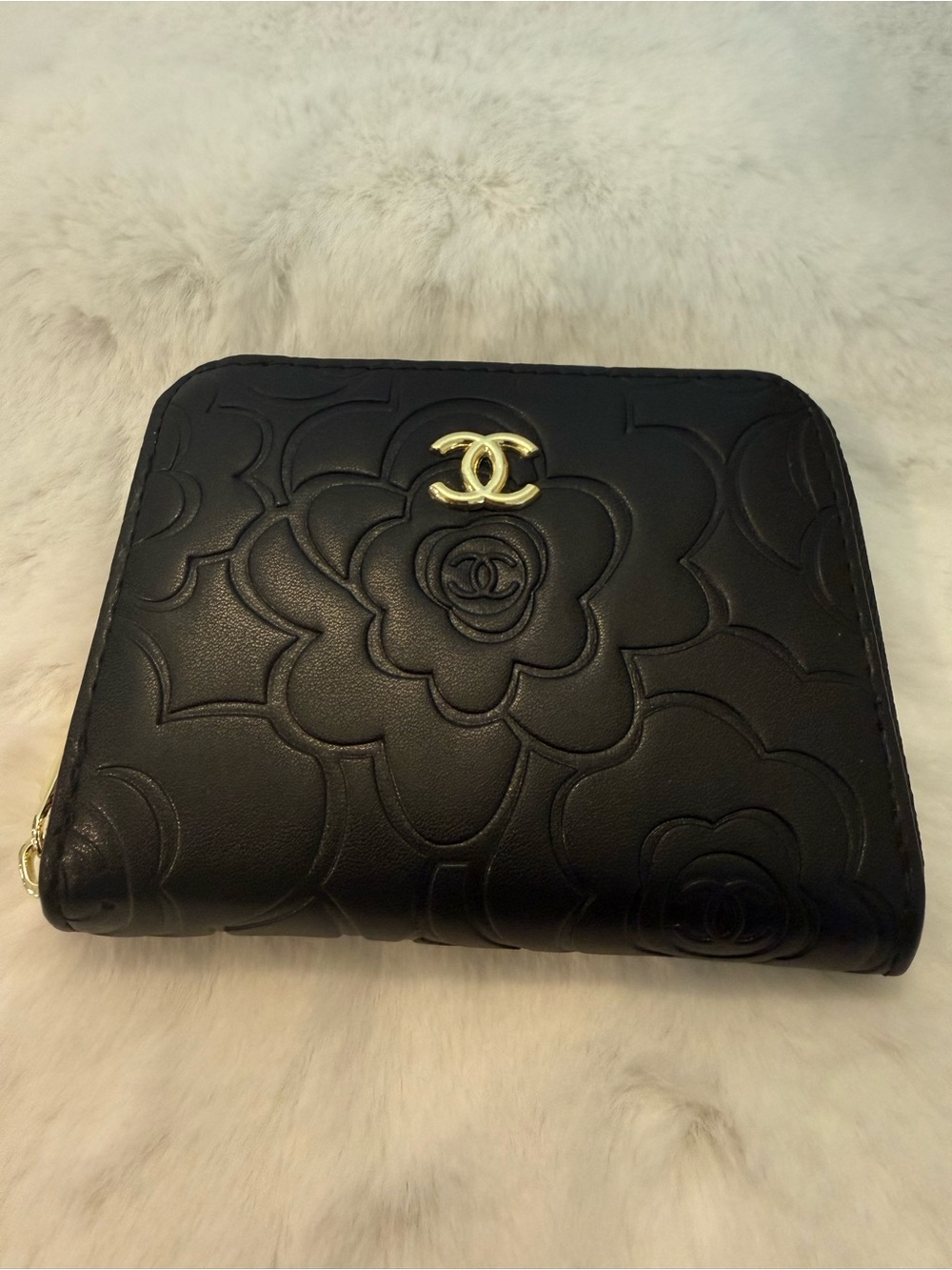 NWB Source Unknown Black Camellia-Embossed Leather Zip Wallet w/Gold Hardware